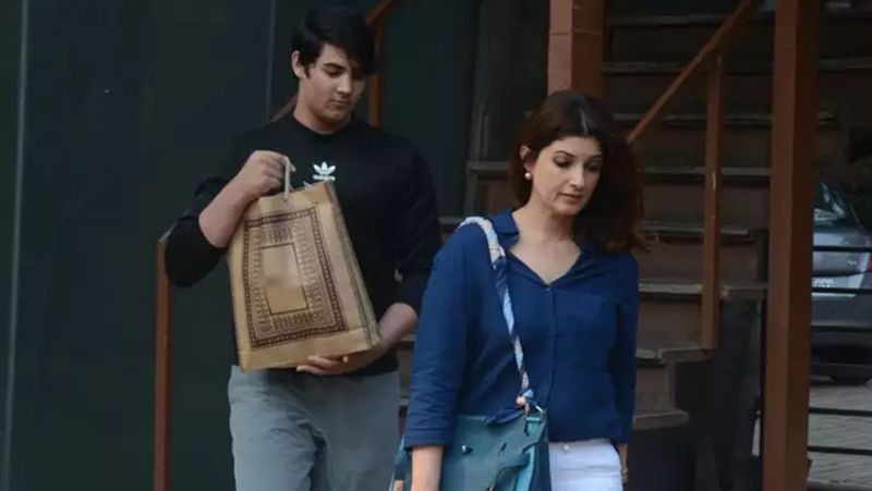 कुछ महीने पहले आरव की मम्मी ट्विंकल खन्ना इंस्टाग्राम पर एक पोस्ट शेयर की थी। इसमें उन्होंने बताया था कि उनके बेटे ने अपने मोबाइल में उनका नंबर पुलिस के नाम से सेव करके रखा है।