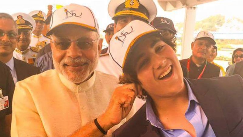 फरवरी 2016 में अक्षय ने बेटे की एक फोटो शेयर की थी, जिसमें पीएम मोदी उनके कान खींचते नजर आ रहे थे। उन्होंने लिखा था, 'एक पिता की जिंदगी का प्राउड मोमेंट, जब प्रधानमंत्री आपके बेटे का कान खींचें और उसे कहें कि वह एक अच्छा बच्चा है'।