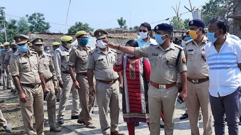 बवाल में प्रधान समेत 12 लोग घायल हो गए। सूचना पर डीएम यशु रूस्तगी, एसपी अनूप सिंह, एएसपी बीसी दूबे, कमिश्नर महेंद्र कुमार, डीआईजी डॉ राकेश कुमार भी पहुंच गए।
