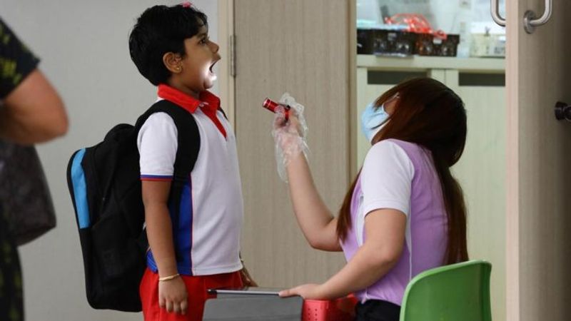 डॉक्टर जेम्स श्नाइडर ने सलाह दी कि 'घर पर किसी भी बच्चे को बुखार, पेट में दर्द या शरीर पर चकत्ते और कंजक्टिवाइटिस जैसे लक्षण दिखाई देते हैं, उन्हें तुरंत किसी बाल रोग विशेषज्ञ को दिखाना चाहिए।'