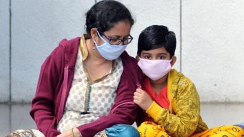 हाल ही में हुई एक स्टडी में पता चलता है कि कुछ हालातों में बीमार व्यक्ति के साथ बात करने पर भी आप कोविड 19 के शिकार हो सकते हैं। फिर भले ही मरीज बेहद मामूली लक्षणों का सामना क्यों न कर रहा हो। स्टडी में पता चला है कि खांसने या छींकने के अलावा बात करने से भी हजारों वायरल बूंदे निकल सकती हैं।