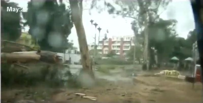 പശ്ചിമ ബംഗാളിലെ ദിഗയില് ഉച്ചതിരിഞ്ഞ് മൂന്നരയോടെയാണ് ഉംപുണ് കരതൊട്ടത്. വരും മണിക്കൂറുകള് നിര്ണായകമെന്നാണ് കാലാവസ്ഥാ നിരീക്ഷണ കേന്ദ്രം മുന്നറിയിപ്പ് നല്കുന്നത്