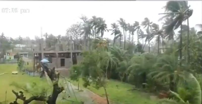 കൊല്ക്കത്ത വിമാനത്താവളത്തില്ർ നിന്നുള്ള അവശ്യ സര്വ്വീസുകള് റദ്ദാക്കിയിട്ടുണ്ട്, മേല്പ്പാലങ്ങളടച്ചു