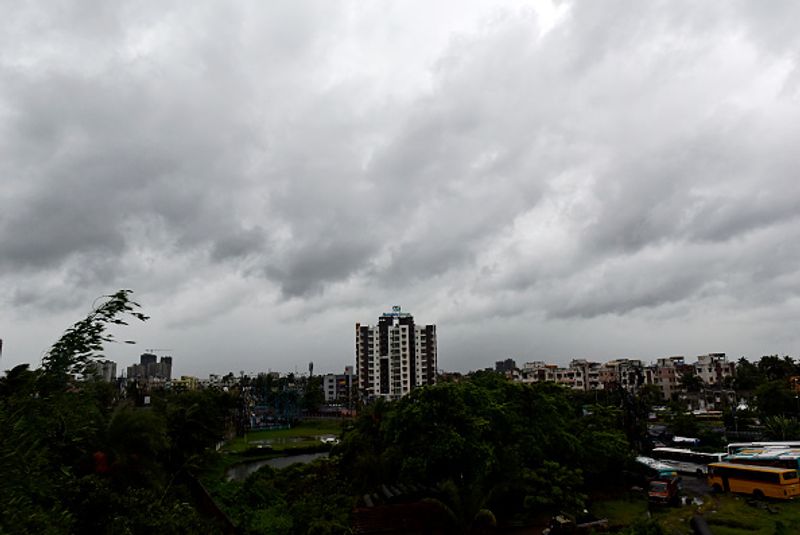 പശ്ചിമ ബംഗാളിലെ സാഗർ ദ്വീപിലൂടെയാണ് ചുഴലിക്കാറ്റ് കരയിലേക്ക് കേറിയത്