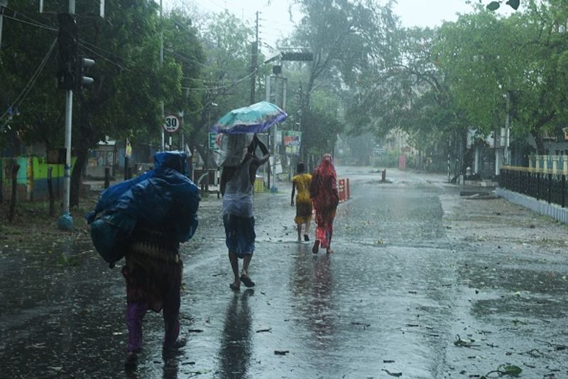 ആളുകൾ പുറത്തിറങ്ങരുതെന്ന് മുന്നറിയിപ്പുണ്ട്