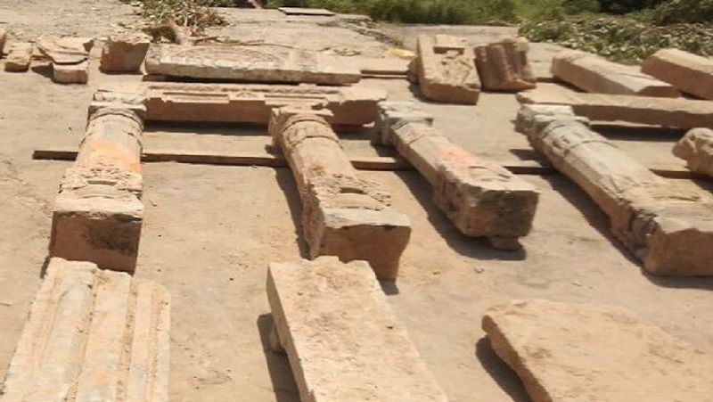 मंदिर निर्माण के लिए जमीन समतल करने के दौरान यहां पर देवी-देवताओं की खंडित मूर्तियां, पुष्प कलश और नक्काशीदार खंबो के अवशेष मिले हैं। खुदाई के दौरान रेड सैंड स्टोन और ब्लैक सैंड स्टोन के प्राचीन खंबे निकले हैं। 5 फीट का नक्काशीदार शिवलिंग भी मिला है।