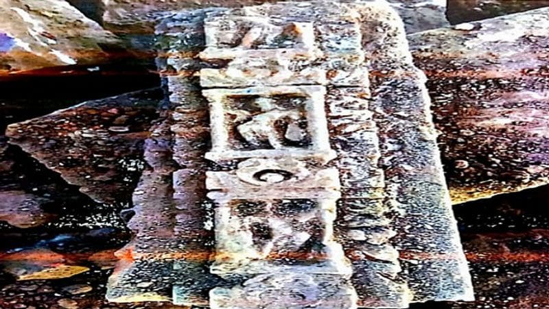 परिसर की पटाई और दर्शन मार्ग में लगे एंगल और बैरिकेडिंग को हटाने में तीन जेसीबी, एक क्रेन और 10 मजदूर लगाए गए हैं। इसके बाद यहां मंदिर के लिए प्लेटफॉर्म तैयार किया जाएगा।
