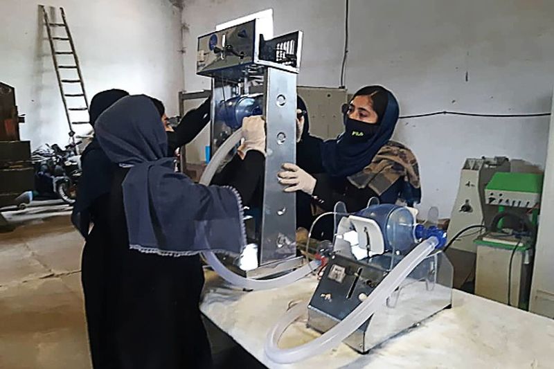 अफगानिस्तान की आबादी 3 करोड़ 90 लाख है। जबकि यहां अस्पतालों में वेंटीलेटर की संख्या मात्र 400 ही है। जिससे मरीजों की जिंदगी दांव पर लगी है। जिसके बाद यह बेटियां जो वेंटीलेटर बना रही हैं उसे कम कीमत में हर किसी को उपलब्ध कराया जा सकता है। लड़कियों द्वारा बनाए जा रहे वेंटिलेटर का ट्रायल भी हो चुका है।