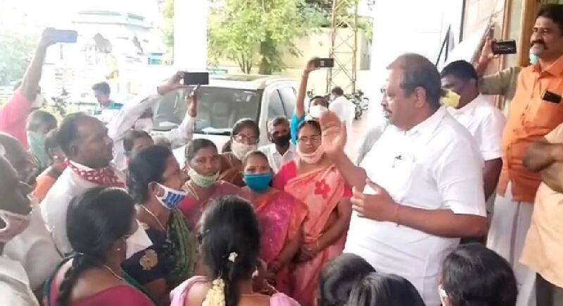 people sieged namakkal mp who came for investigation