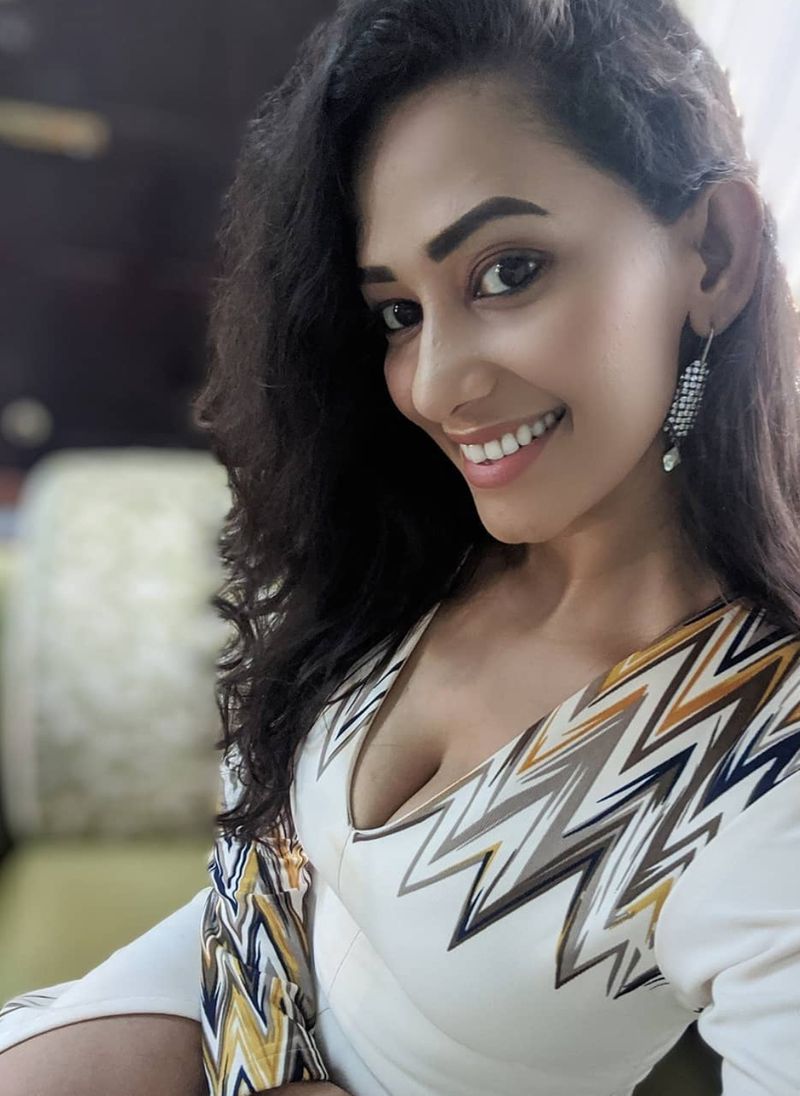 வீட்டுக்குள் வித விதமாய் போஸ்.... நடிகை சஞ்சனா வின் ஊரடங்கு போட்டோஷூட்.... புகைப்படங்கள் உள்ளே !! 