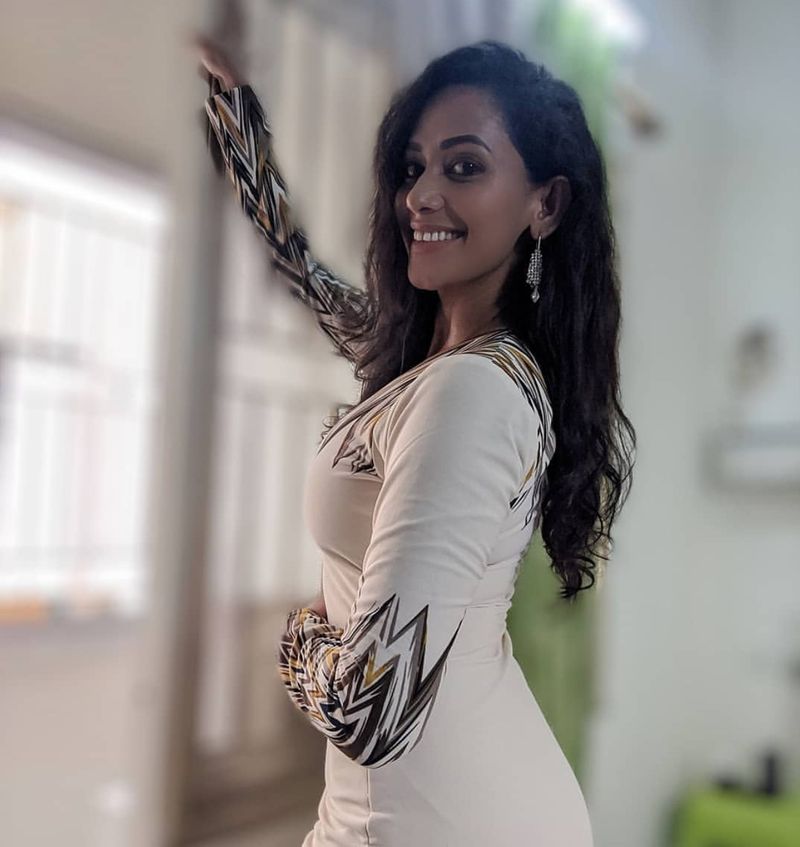 வீட்டுக்குள் வித விதமாய் போஸ்.... நடிகை சஞ்சனா வின் ஊரடங்கு போட்டோஷூட்.... புகைப்படங்கள் உள்ளே !! 