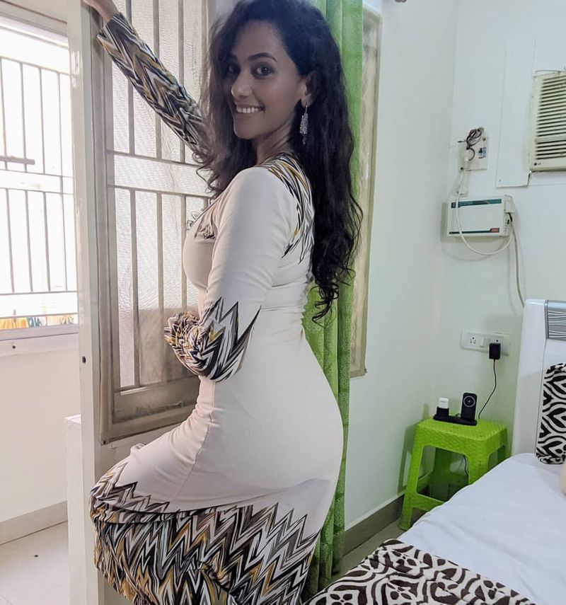 வீட்டுக்குள் வித விதமாய் போஸ்.... நடிகை சஞ்சனா வின் ஊரடங்கு போட்டோஷூட்.... புகைப்படங்கள் உள்ளே !! 