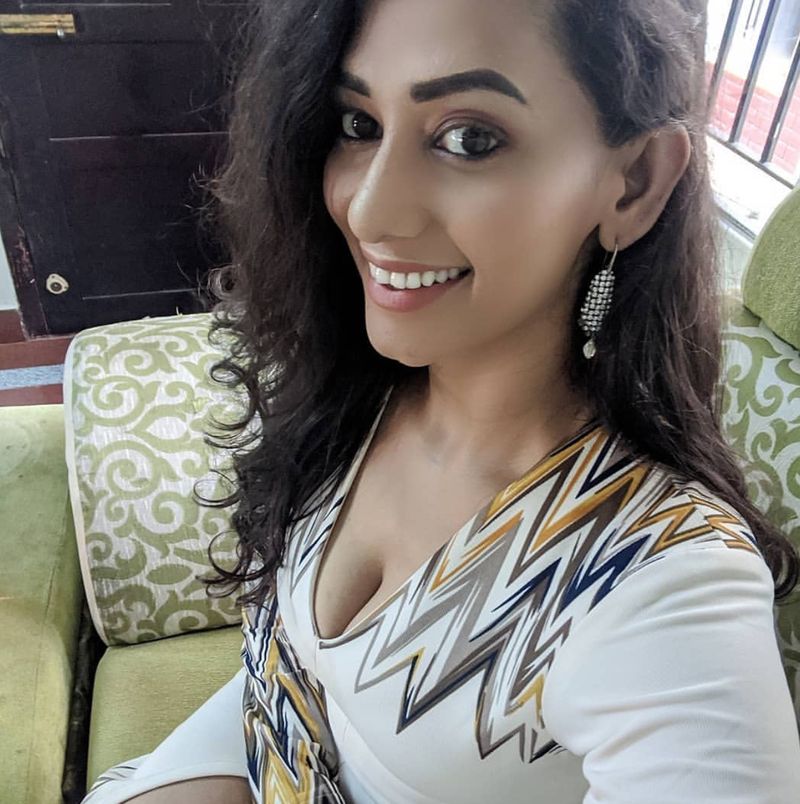 வீட்டுக்குள் வித விதமாய் போஸ்.... நடிகை சஞ்சனா வின் ஊரடங்கு போட்டோஷூட்.... புகைப்படங்கள் உள்ளே !! 