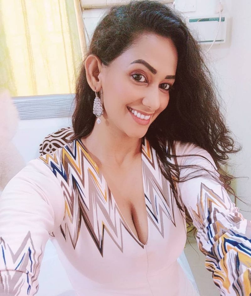வீட்டுக்குள் வித விதமாய் போஸ்.... நடிகை சஞ்சனா வின் ஊரடங்கு போட்டோஷூட்.... புகைப்படங்கள் உள்ளே !! 