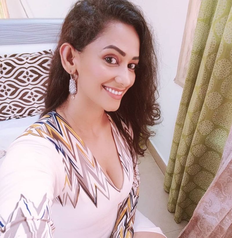 வீட்டுக்குள் வித விதமாய் போஸ்.... நடிகை சஞ்சனா வின் ஊரடங்கு போட்டோஷூட்.... புகைப்படங்கள் உள்ளே !! 