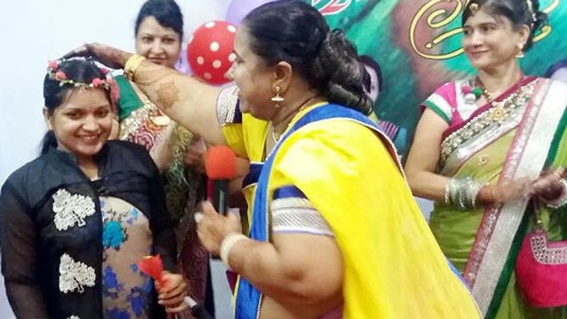 अनुराधा कहती हैं कि उनके पति दीनदयाल अग्रवाल हमेशा उनका सपोर्ट करते हैं। जब उन्होंने एक दिन की सैलरी कटवाने का फैसला लिया, तब भी उन्हें खुशी हुईं। अनुराधा जब एक साल की थीं, तभी उन्हें पोलिया हो गया था। अनुराधा ने इकॉनोमिक में मास्टर डिग्री की है। अनुराधा बताती हैं कि उनके पति घर के कामों में भी उनकी मदद करते हैं। (यह तस्वीर तब की है, जब अनुराधा केबीसी में भाग लेने मुंबई जा रही थीं)