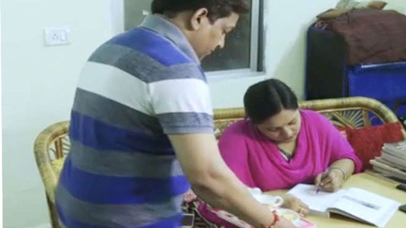 डिप्टी कलेक्टर अनुराधा ने कहा कि कोरोना के कारण जो लॉकडाउन हुआ, उससे कई गरीबों की आर्थिक स्थिति खराब हो गई है। वे चाहती हैं कि कुछ इनकी मदद हो सके। बता दें कि अनुराधा मुंगली में पिछले तीन से डिप्टी कलेक्टर हैं। 35 वर्षीय अनुराधा की अभी 30 साल सर्विस है। उन्हें हर महीने 60 हजार रुपए वेतन मिलता है।