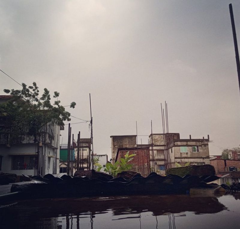 ജാഗ്രതയുടെ ഭാഗമായി കൊല്ക്കത്തിയലെ മേല്പ്പാലങ്ങള് അടച്ചിരിക്കുകയാണ്.