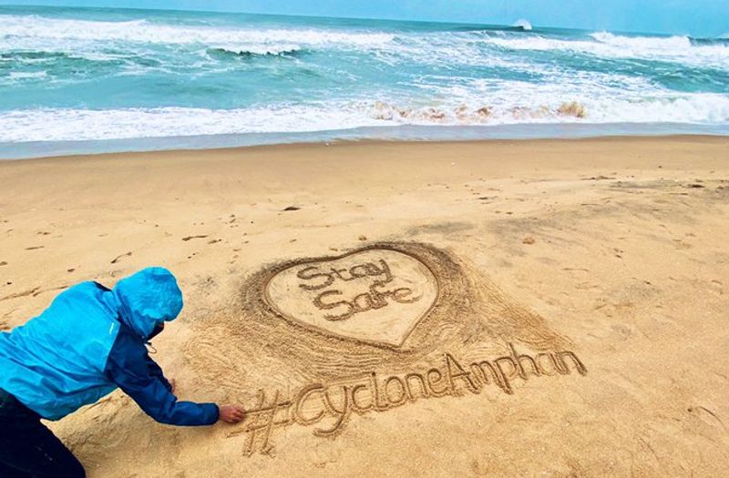 ആളുകള് പുറത്തിറങ്ങരുതെന്ന് മുന്നറിയിപ്പുണ്ട്.