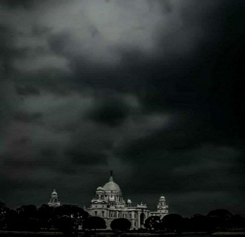 കൊല്ക്കത്ത നഗരത്തിലടക്കം വൈദ്യുതിയില്ല.