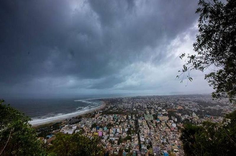 ২০০৯ সালে অবশ্য আরও একটি ঘূর্ণিঝড় তাণ্ডব দেখিয়েছিল মহারাষ্ট্রের কিছু জায়গায় ৷ তবে ঘূর্ণিঝড় ফিয়ানের শক্তি খুব একটা বেশি না থাকায়, সেভাবে ক্ষতির মুখে পড়েনি রাজ্যটি৷