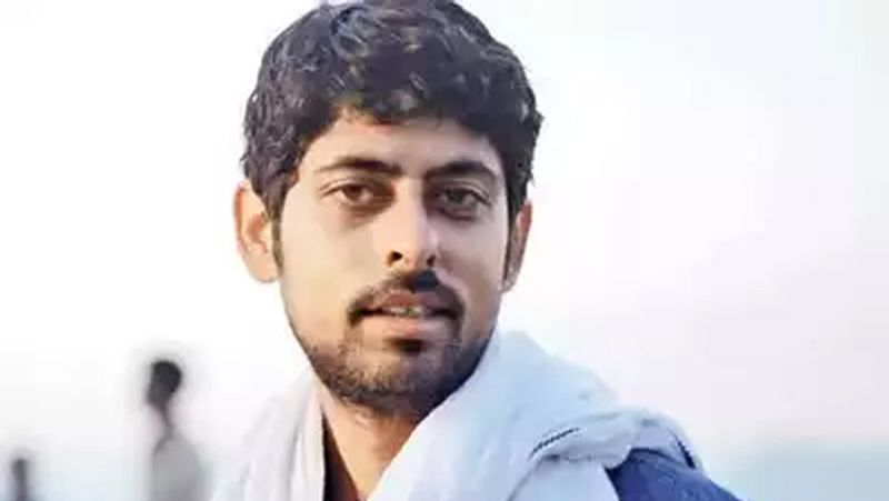 सिंगर वरुण ग्रोवर ने अपने गाने 'मोह मोह के धागे' के लिए जीती ट्रोफी को नीलाम करने का ऐलान किया। यह ट्रॉफी उन्हें एक निजी अवॉर्ड शो में मिली थी। 