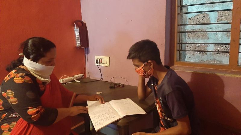 ಸರ್ಕಾರ ಹತ್ತನೇ ತರಗತಿ ಪರೀಕ್ಷೆ ನಡೆಸಲು ದಿನಾಂಕ ಪ್ರಕಟಿಸಿದ ಹಿನ್ನೆಲೆಯಲ್ಲಿ ಕೊಡಗರಹಳ್ಳಿ ಸುಂಟಿಕೊಪ್ಪ ನಾಡು ಪ್ರೌಢಶಾಲೆಯ ಹತ್ತನೇ ತರಗತಿ ವಿದ್ಯಾರ್ಥಿಗಳ ಭವಿಷ್ಯ ರೂಪಿಸಲು ಶಿಕ್ಷಕರು ಮನೆ-ಮನೆಗೆ ತೆರಳಿ ಪಾಠ ಮಾಡುತ್ತಿದ್ದಾರೆ.