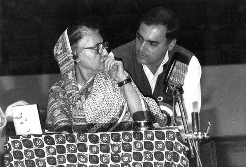 1983 ഡിസംബർ 27ന് അമേഠിയിൽ നടന്ന കോൺഗ്രസ് പാർട്ടി പ്ലീനത്തിൽ ഇന്ദിരാഗാന്ധിയും മകൻ രാജീവും.