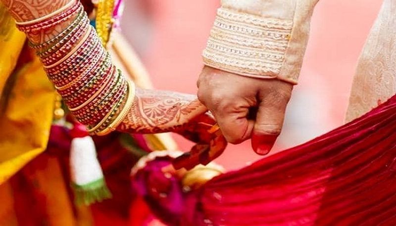 लड़की वालों ने सोचा था कि लॉकडाउन खत्म होने के बाद वापस दिल्ली जाकर शादी की तैयारियां करेंगे। लेकिन, लॉकडाउन बढ़ता गया। श्रीकांत भी बाहर नौकरी कर रहा था। उन लोगों को लगा कि अब शादी की तारीख आगे बढ़ानी पड़ेगी। लेकिन, श्रीकांत मुंबई से लौट आया।

