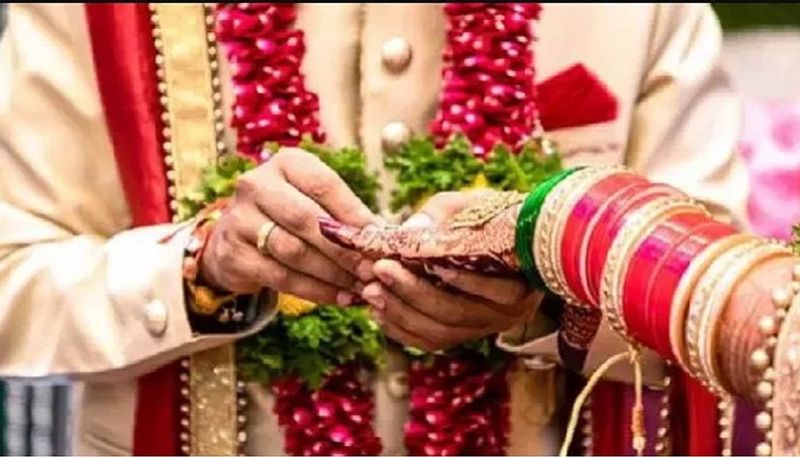 श्रीकांत के लौटने के बाद उसे विद्या दीप पब्लिक स्कूल में 14 दिनों के लिए क्वारंटीन कर दिया गया। 19 मई की तारीख नजदीक आ रही थी। घरवालों ने प्रशासन से शादी के तय मुहूर्त में शादी करने की अनुमति मांगी तो अधिकारी राजी हो गए।
