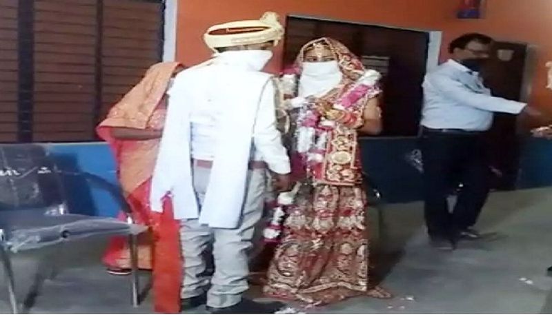 तय तिथि पर एसडीएम रमेश यादव भी क्वारंटाइन सेंटर पहुंचे। यहां स्कूल के प्रबंधक सुधीर गुप्ता व प्रिंसिपल गोपाल डे भी मौजूद रहे। राधा और श्रीकांत ने एक दूसरे को माला डाली।