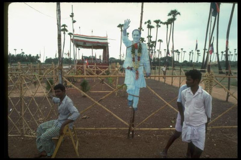രാജീവ് ഗാന്ധി ബോംബ് സ്ഫോടനത്തിൽ കൊല്ലപ്പെട്ട തെരഞ്ഞെടുപ്പ് പ്രചരണ വേദിയുടെ മുന്നിൽ അദ്ദേഹത്തിന്റെ കട്ടൗട്ട്.