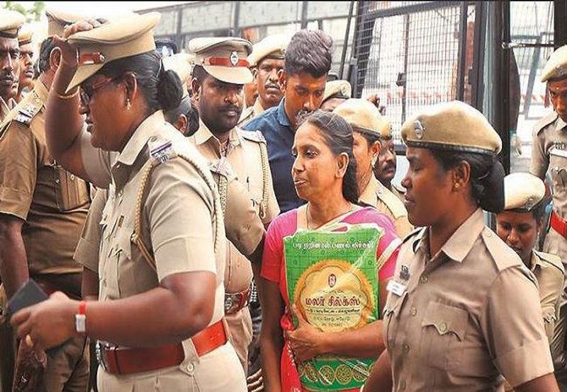 बेटी श्रीलंकाई या भारतीय, नागरिकता को लेकर हुए था विवाद
हरिद्रा के पिता और दादी दोनों ही श्रीलंकाई नागरिक हैं। इसी आधार पर वो श्रीलंका गई। बाद में उसकी नागरिकता का मुद्दा कोर्ट में पहुंच गया। कोर्ट में हरिद्रा के पैरेन्ट्स ने अर्जी डाली थी कि चूंकि हरिद्रा का जन्म भारत में हुआ है उसकी मां भी भारतीय है, इसलिए उसे भारत की नागरिकता दी जाए। लेकिन इंडियन अथॉरिटी ये मानने को तैयार नहीं थी। (फोटोः हत्या की दोषी नलिनी)