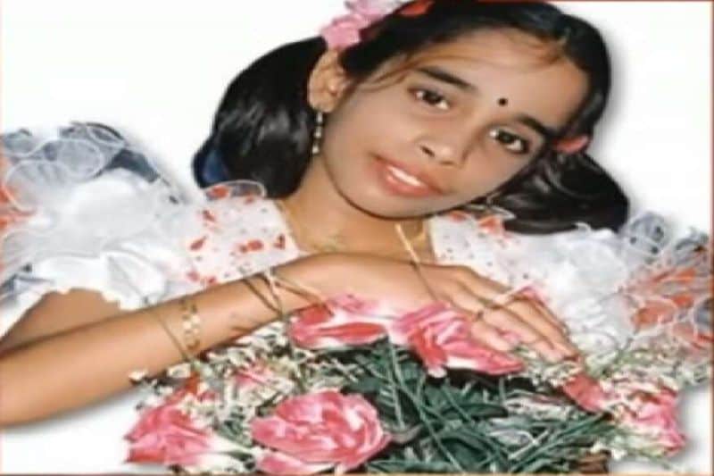 जन्म से 6 साल तक मां के साथ रही बेटी
पूर्व प्रधानमंत्री राजीव गांधी की हत्या की दोषी नलिनी ने जेल में बेटी को जन्म दिया। जिसके बाद बेटी 6 वर्ष तक मां के साथ ही जेल में रही। 6 साल की उम्र के बाद जेल के प्रावधानों के अनुसार वो वहां मां के साथ नहीं रह सकती थी। जिसके कारण वो बाहर दादी के पास आ गई। मुरुगन की मां उसे लेकर श्रीलंका चली गईं।
