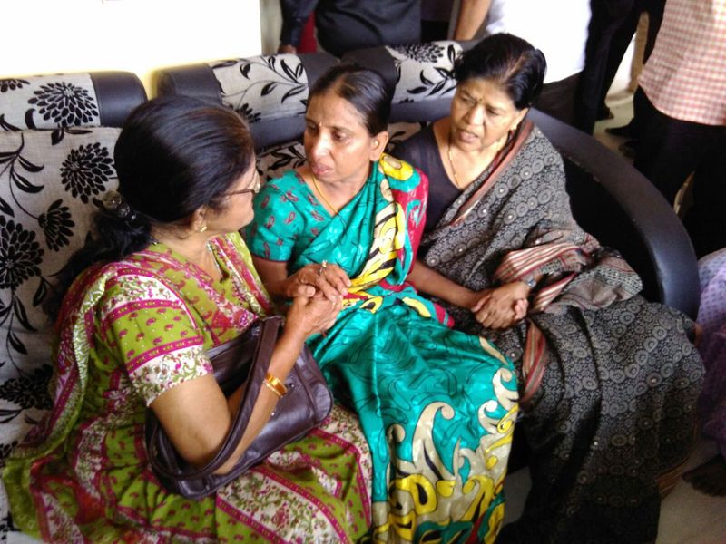 लंदन में उच्च शिक्षा
लंदन में हरिद्रा ने उच्च शिक्षा हासिल की। बताया जाता है कि 2011 में हरिद्रा श्रीधरन ने यूके की ग्लास्गो यूनिवर्सिटी में दाखिल लिया था। उसने बॉयो मेडिसिन की पढ़ाई की थी। वो इंग्लैंड की किसी कंपनी में काम कर रही है। पिछले साल उसकी शादी हो चुकी है। (फोटोः हरिद्रा की मां नलिनी)