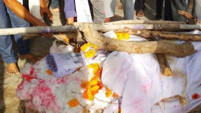 दरअसल, बेबसी की यह तस्वीर बांसवाड़ा जिले के नरवाली गांव में बुधवार के दिन देखने को मिली। बता दें कि यहां के एक 45 साल के व्यक्ति की कोरोना से कुवैत में 19 मई को मौत हो गई थी। जहां उसके शव को कुवैत में ही दफनाया गया। जब इस मामले की जानकारी मृतक के परिजनों को सूचना मिली तो उन्होंने भी मृतक का रीति-रिवाजों के साथ अंतिम संस्कार करने की इच्छा जताई। जिसके चलते एक मृतक का प्रतीकात्मक पुतला बनाकर दाह संस्कार किया गया। 