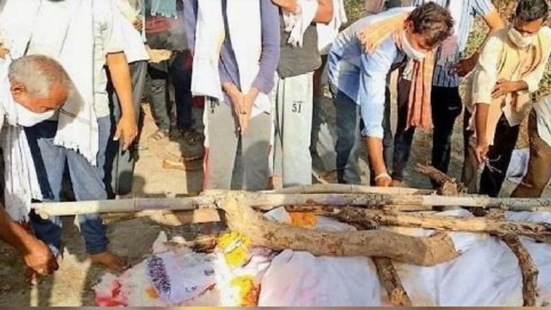 गांववालों ने बताया कि मृतक पिछले 22 साल पहले रोजगार की तलाश में कुवैत गया था। जहां उसको नौकरी मिल गई और वह वहीं रहने लगा, वो एक साल पहले अपनी बेटी की शादी करने के लिए बांसवाड़ा आया था, इसके बाद से नहीं आया, लेकिन, हर महीने अपने घरवालों को पैसे भेजते रहता था। उसके परिवार में उसकी पत्नी और चार बेटियां-एक बेटा और बूढ़ी मां हैं। उसके चले जाने के बाद घर में कोई कमाने वाला नहीं बचा है।