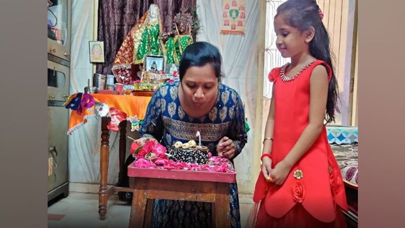 यह हैं सूरत के सिविल हॉस्पिटल में नर्स धारा बेन। ये यहां 13 साल से कार्यरत हैं। धारा बेन पिछले दो हफ्ते से कोविड-19 में ड्यूटी कर रही थीं। इनका घर नवसारी में है। ड्यूटी पूरी होने के बाद जब वे स्कूटर से ही सूरत से नवसारी पहुंचीं, तो 6 साल की बेटी ने उनका जन्मदिन मनाया। हालांकि उनका जन्मदिन निकल गया था, लेकिन बेटी उनका इंतजार कर रही थी। बेटी ने मां की आरती उतारी और उनकी ड्यूटी को सराहा। आगे पढ़िए एसपी की मासूम बेटी..किस तरह दरवाजे पर खड़ी होकर मुस्कराती रही..