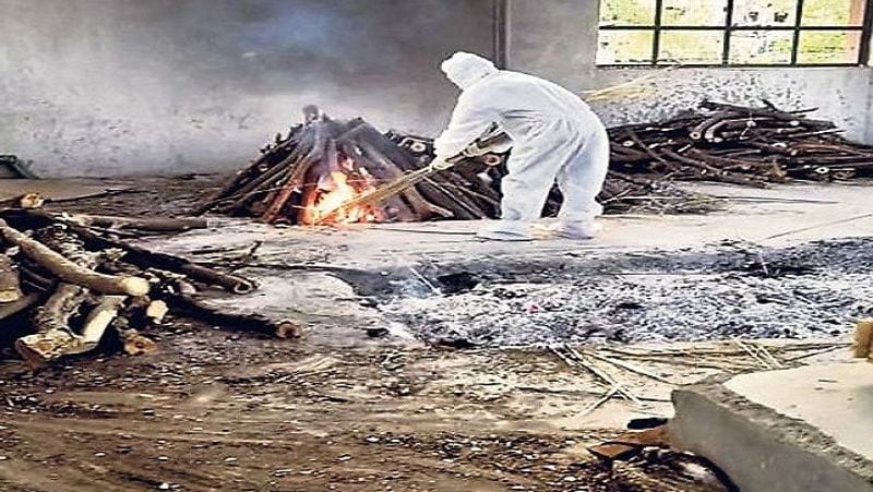 यह तस्वीर राजस्थान की राजधानी जयपुर के एक शमशान घाट की है। जहां कोरोना योद्धा विष्णु और उनकी टीम अब तक 65 से ज्यादा कोरोनाग्रस्त शवों का अंतिम संस्कार कर चुके हैं। वह कहते हैं कि कुछ ऐसे भी परिवार हैं जो चाहकर भी कोरोना से मरने वाले का अंतिम संस्कार नहीं कर पाए। ऐसे हम उनके अपने बनकर उनकी देह को आग देते हैं। विष्णू का कहना है कि जब कोरोना पीड़ित की मौत के बाद शव उनके पास लाया जाता है तो डर लगता है। लेकिन फिर सोचते हैं कि अगर हम उनका अंतिम संस्कार नहीं करेंगे तो कौन करेगा। इसलिए हम लोग अपने धर्म का पालन कर रहे हैं। 