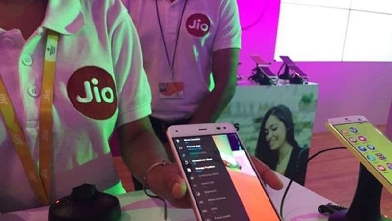 ಮುಂದಿನ ಪ್ರಕ್ರಿಯೆ: ಒಟಿಪಿ ಸಿಗುತ್ತಿದ್ದಂತೆಯೇ Validate OTP ಮೇಲೆ ಕ್ಲಿಕ್ ಮಾಡಿ. ಬಳಿಕ ಮೊಬೈಲ್ ತನ್ನಿಂತಾನಾಗೇ ಒಟಿಪಿ ಸ್ವೀಕರಿಸುತ್ತದೆ. ಇದಾದ ಬಳಿಕ ಸ್ಕ್ರೀನ್ ಮೇಲೆ ನಿಮ್ಮ ಇಮೇಲ್ ಐಡಿ ಹಾಗೂ ಇತರ ವಿವರ ಕಾಣಿಸಿಕೊಳ್ಳುತ್ತದೆ. ಇಲ್ಲಿ Choose your work location ಮೇಲೆ ಕ್ಲಿಕ್ ಮಾಡಬೇಕು. ಬಳಿಕ ಅಲ್ಲೊಂದು ಮ್ಯಾಪ್ ಕಾಣುತ್ತದೆ ಇಲ್ಲಿ ನೀವಿದ್ದ ಸ್ಥಳವನ್ನು ಸರಿಯಾಗಿ ನಮೂದಿಸಬೇಕು ಹಾಗೂ Done ಎಂಬುವುದನ್ನು ಕ್ಲಿಕ್ ಮಾಡಬೇಕು. ಇಷ್ಟಾದ ಮೇಲೆ ನಿಮ್ಮ ನಂಬರ್ ರೀಚಾರ್ಜ್ ಮಾಡಲು ನೋಂದಾವಣೆಯಾಗುತ್ತದೆ.. ಇಲ್ಲಿ Done ಎಂಬ ಆಯ್ಕೆ ಬರುತ್ತದೆ. ಇದನ್ನು ಕ್ಲಿಕ್ ಮಾಡಬೇಕು.