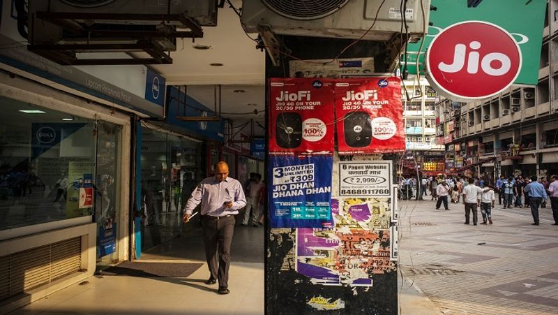 ಮುಂದೇನು?: ಬ್ಯಾಲೆನ್ಸ್ ಆಯ್ಕೆ ಮಾಡಿಕೊಂಡ ಬಳಿಕ ನೀವು Proceed ಎಂಬ ಆಯ್ಕೆ ಮಾಡಬೇಕು. ಇಲ್ಲಿ ನೀವು ಹಲವಾರು ಮಾಧ್ಯಮಗಳ ಮೂಲಕ ಹಣ ಹಾಕಬಹುದು. UPI, ಡೆಬಿಟ್ ಕಾರ್ಡ್, ನೆಟ್ ಬ್ಯಾಂಕಿಂಗ್, ಜಿಯೋ ಮನಿ, ಪೇಟಿಎಂ ಮೂಲಕ ಹಣ ಹಾಕಬಹುದು. ಇಲ್ಲಿರುವ ಯಾವುದಾದರೂ ಆಯ್ಕೆ ಮೂಲಕ ಹಣ ಹಹಾಕಬಹುದು. ಈ ಪ್ರಕ್ರಿಯೆ ಪೂರ್ಣಗೊಳ್ಳುತ್ತಿದ್ದಂತೆಯೇ ವಾಲೆಟ್ನಲ್ಲಿ ಹಣ ಬಂದಿರುವ ಮೆಸೇಜ್ ಬರುತ್ತದೆ. ಇದಾದ ಬಳಿಕ Done ಆಯ್ಕೆ ಕ್ಲಿಕ್ ಮಾಡಬೇಕು.