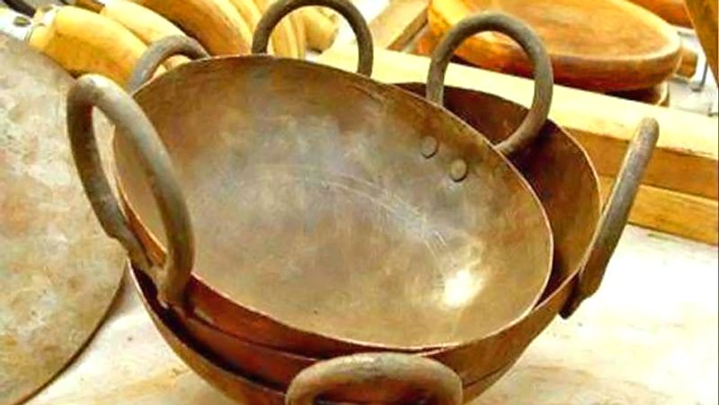 शनि जयंती पर जूते, काले कपड़े, अनाज व लोहे के बर्तन दान करें।