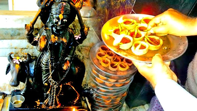 शनि जयंती पर इन 10 नामों से शनिदेव की पूजा करें-
कोणस्थ पिंगलो बभ्रु: कृष्णो रौद्रोन्तको यम:।
सौरि: शनैश्चरो मंद: पिप्पलादेन संस्तुत:।।
अर्थात: 1- कोणस्थ, 2- पिंगल, 3- बभ्रु, 4- कृष्ण, 5- रौद्रान्तक, 6- यम, 7, सौरि, 8- शनैश्चर, 9- मंद व 10- पिप्पलाद।
इन दस नामों से शनिदेव का स्मरण करने से सभी शनि दोष दूर हो जाते हैं।