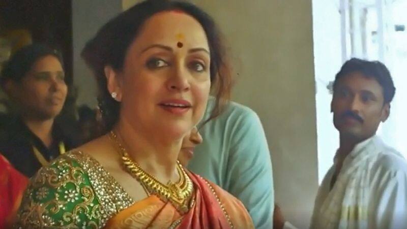 ब ट क व द ई म फफक फफक कर र ए थ धर म न द र ब प ब ट क र त द ख ह म भ नह र क प ई आ स Dharmendra And Hema Malini Crying On Esha Deol Vidai Kpg