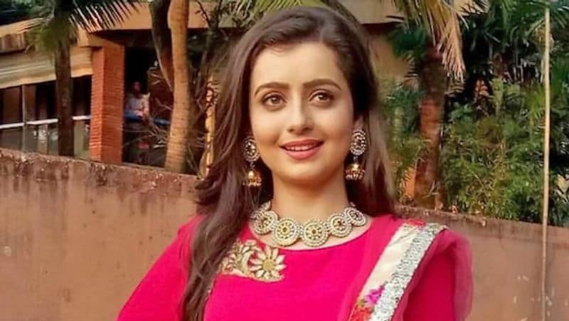 बता दें कि जून, 2019 में 'हमारी बहू सिल्क' सीरियल लॉन्च किया गया था और 6 महीने बाद ही इसे बंद कर दिया गया। इसके कलाकारों और क्रू को उनके काम के बदले एक साल से पेमेंट नहीं मिली और इस वजह से सभी तकलीफ के दौर से गुजर रहे हैं।
