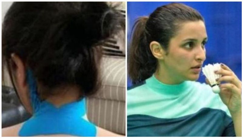 ബാഡ്മിന്റണ് പരിശീലിക്കുമ്പോള് പരിനീതി ചോപ്രയ്ക്ക് പരുക്കേറ്റത് സിനിമ വൈകാൻ കാരണമായിരുന്നു. സൈനയാകാൻ ഇനി ഒരു മാസം കൂടി എന്ന് പരിനീതി ചോപ്ര പറഞ്ഞതിന് കുറച്ചാള് നാള് കഴിഞ്ഞാണ് താരത്തിന് പരുക്കേറ്റത്. കഴുത്തിന് പരുക്കേറ്റ കാര്യം അറിയിച്ച പരിനീതി ചോപ്ര കുറച്ചുകാലം വിശ്രമത്തിലുമായി. പരുക്ക് ഭേദമായി തിരിച്ചെത്തുന്ന കാര്യവും പരിനീതി ചോപ്ര അറിയിച്ചിരുന്നു. എന്തായാലും ഉടൻ സിനിമ ചിത്രീകരണം തുടങ്ങുമെന്നും വാര്ത്തകള് വന്നിരുന്നു. ഇനി കൊവിഡ് കാലമായതിനാല് എപ്പോഴാകും സിനിമ പ്രേക്ഷകരിലേക്ക് എത്തുക എന്നതാണ് ആരാധകര് ചോദിക്കുന്ന ചോദ്യം.