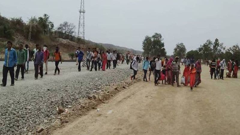 कंपनी के श्रमिकों ने एक बार और पैसे के लिए मालिक से संपर्क किया, मालिक ने दो-तीन दिन में आने का दिलासा दिया। मालिक के इंजतार में कई दिन बीत गए, लेकिन मालिक नहीं आया। मजबूरी में कंपनी के श्रमिक पैदल ही घर के लिए निकल पड़े।