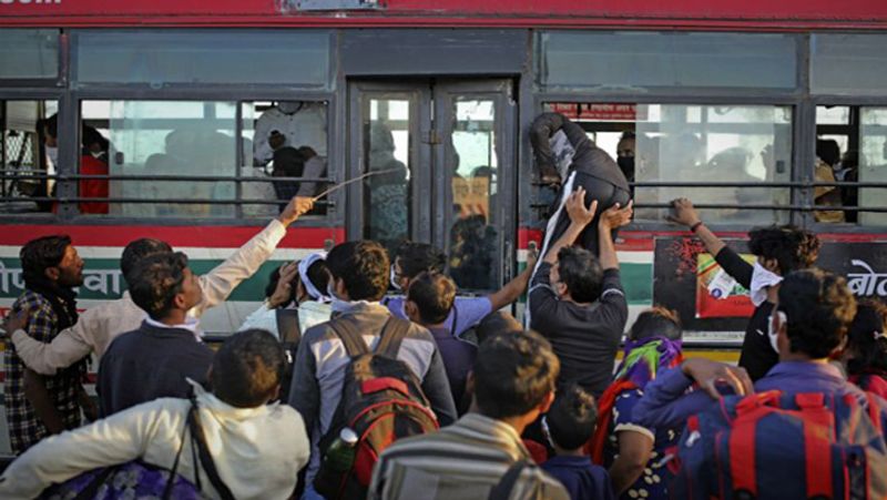 रामकेश ने बताया कि 2- 4 किमी की दूरी तय करने के लिए रास्ते में कुछ स्थानों पर मालवाहक गाड़ियों का सहारा भी मिला। किसी तरह से चलते हुए वे सुल्तानपुर जनपद पहुंच गए। यहां रामकेश के लिए एक अच्छी बात यह हुई कि पुलिस ने उसे रोक लिया, लेकिन इसके बाद उसे रोडवेज बस में बैठाकर आजमगढ़ भेज दिया।
