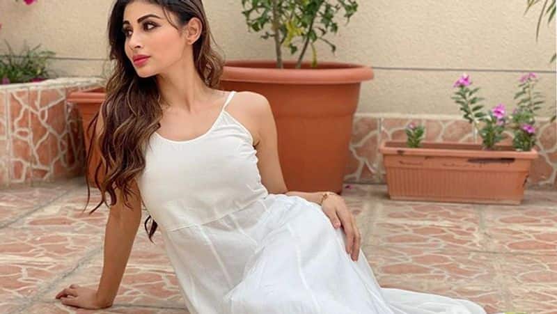 actress mouniroy  Stay abroad for 2 months with 4 day clothes!