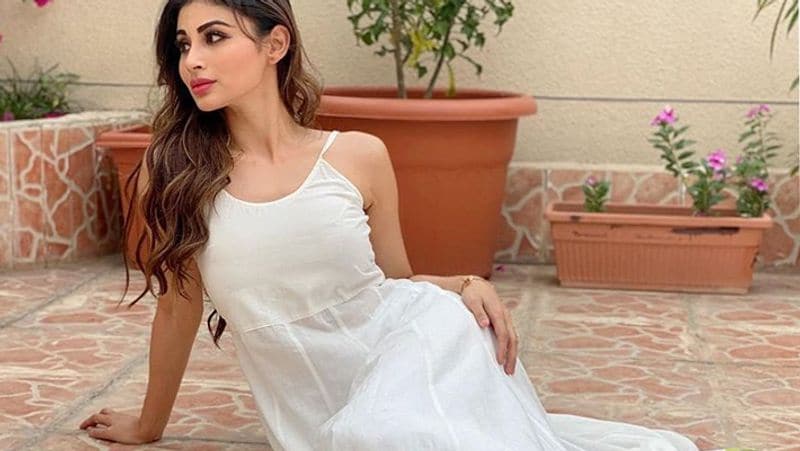 मौनी रॉय ने आगे बताया कि उन्हें इस बात की तसल्ली है कि उनका भाई इस समय उनकी मां के साथ है। इसके अलावा कजिन भी वहीं पास में रहते हैं, जिसका फायदा है। बता दें कि मौनी रॉय का परिवार बिहार में है।